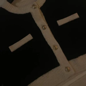 stickat sett  - stickat sett ifrån hm i stolek m på tröjan men passar s och s på kjolen, sitter jättefint på och har guld detaljer, kjolen har även slits längst ner, det är helt oanvänt🤍pris 350kr🤍slutsåld! 