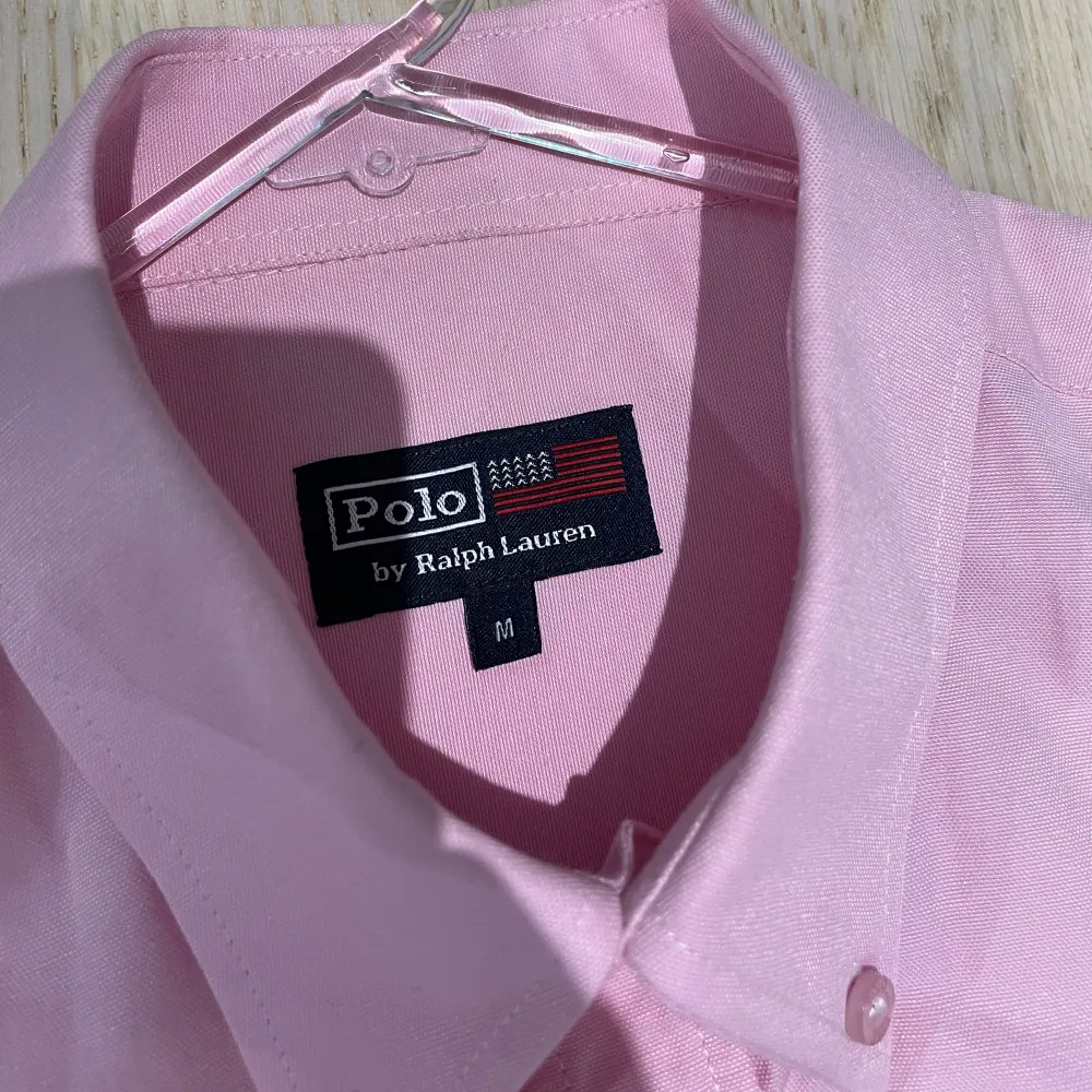 Säljer en snygg hel rosa Ralph lauren skjorta. Har aldrig använt den så den är i nyskick. Perfekt till sommaren. Hör av er vid funderingar.. Skjortor.
