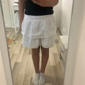 En vit volang kjol från gina tricot young i storlek 158/164 som oxå kan motsvara xs,storleks lappen är försvunnen av nån anledning men annars är kjolen perfekt till sommaren då den bara använts 3 ggr