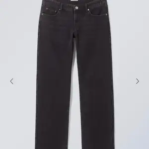 Säljer mina snygga mörkgrå/svarta weekday jeans i modellen arrow low. Säljer för 390, då de är i väldigt bra skick o använda väldigt fåtal gånger. Nypris är 590 kr