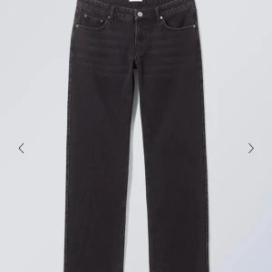 Weekday jeans  - Säljer mina snygga mörkgrå/svarta weekday jeans i modellen arrow low. Säljer för 390, då de är i väldigt bra skick o använda väldigt fåtal gånger. Nypris är 590 kr