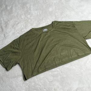 Grön croppad T-shirt  Oanvänd, saknar logga  Strl: XS
