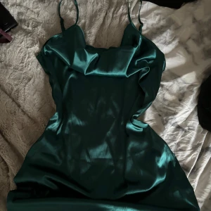 Sommar klänning - Jätte fin sommar/bal/fest klänning 💕 Aldrig använd! Storlek L men kan passa en M