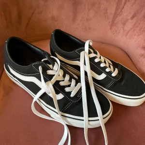 Svarta Vans!! - Svarta sneakers ifrån Vans, i storlek 37. Använt ett fåtal gånger, därav är de i fantastiskt skick. Pris 300kr ⭐️