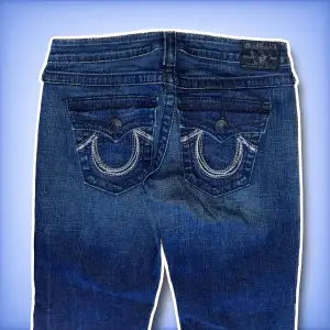Ett par jätte fina bootcut, lågmidjade True Religion jeans i ett jätte fint skick! Med specilla designade bakfickor! Hör av dig ifall du har frågor!😊