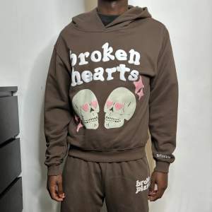 brun broken planet dress hoodie i storlek S och byxor i storlek M pris kan diskuteras 