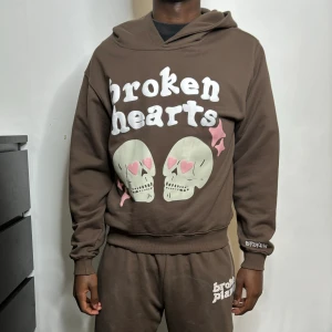 broken planet dress - brun broken planet dress hoodie i storlek S och byxor i storlek M pris kan diskuteras 
