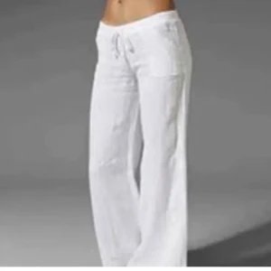 Linnebyxor  - Hej säljer dessa fina linnebyxor💗Köpte dessa på plick , dom är storlek S men dom har blivit ganska små så skulle säga att dom passar om du är runt 150/152💗dom är knappast använda. Skicka för fler bilder.