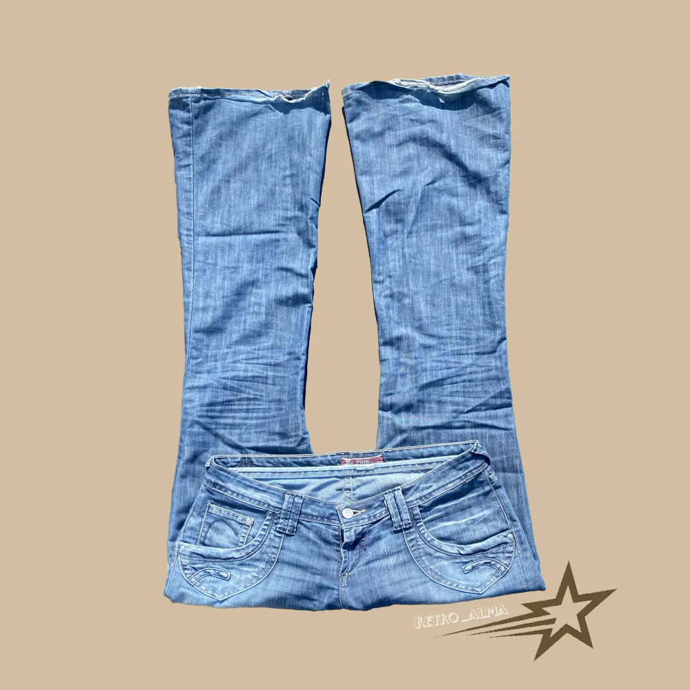 Super duper låga bootcut jeans i helt okej skick, inga defekter bortsätt från slitage vid fotändan! Skriv vid frågor och kicka gärna in mina andra plagg!💗🙌 Midja 42x2 och innerbenet 88 cm🫶. Jeans & Byxor.