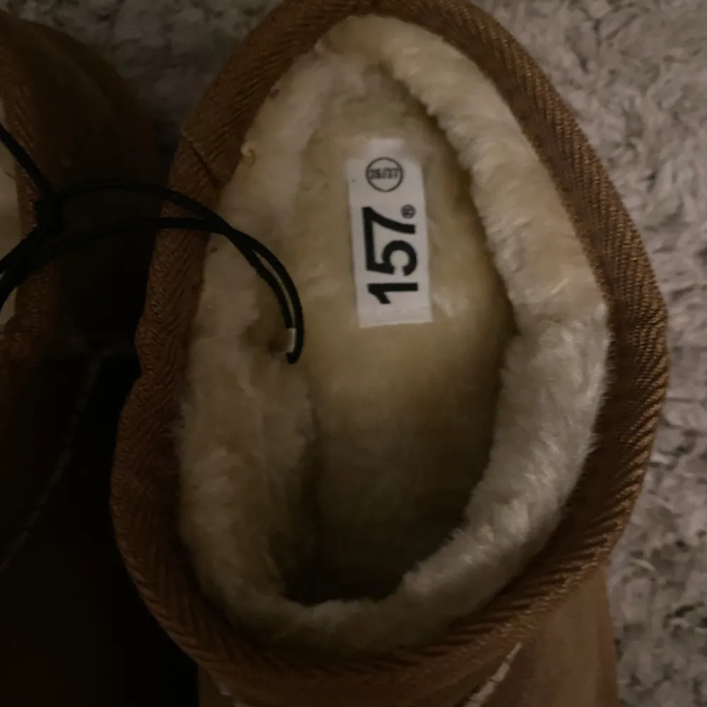Säljer oanvända uggs liknande skor från Lager 157, de är i storlek 36/37! Säljs inte i butik längre och är perfekt att bunkra upp med till nästa säsong💓 Hör av er om ni har frågor och skicka gärna prisförslag🤗. Skor.