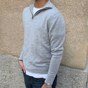 Sjukt snygg och skön tröja - Säljer denna riktigt snygga och sköna half zip/quarter zip köpt från VOLT. Nypris 899. Storlek L men passar M.  Gjord på superior merino ull; väldigt skön.   Den är i mycket bra skick, har dock ett litet hål på ena armen. Annars är den 10/10 skick.