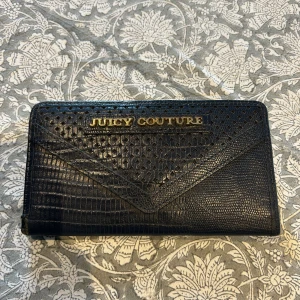 Juicy Couture Plånbok - Jättefin plånbok, plats för många kort, sedlar och ficka med dragkedja för mynt! I bra skick