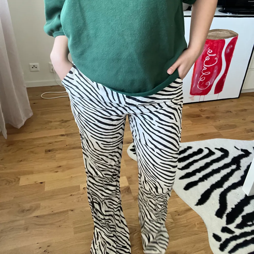 Så najs zebra byxor från h&m!! Tyvärr passar de inte så bra på mig :( Storlek 36!. Jeans & Byxor.