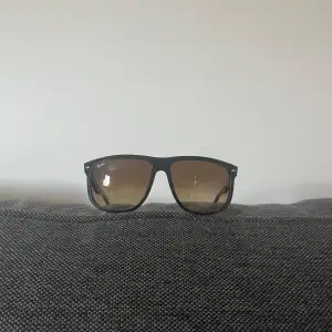 Säljer ett par riktigt trendiga solglasögon från ray-ban i modellen 4147 som även kallas för boyfriend. Riktigt fint skick utan några repor eller skador på glaset. 