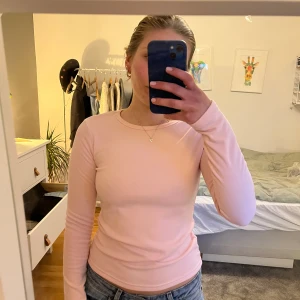 Ljusrosa topp - Jättesöt långärmad rosa. Köpt second hand, står ingen storlek men skulle gissa på xs/s❤️Fråga om ni har frågor elelr vill se mer bilder!