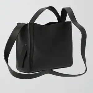 Säljer denna fina väska från Gina Tricot, har använt en fåtal gånger så den är som ny!❤️nypris: 399 kr