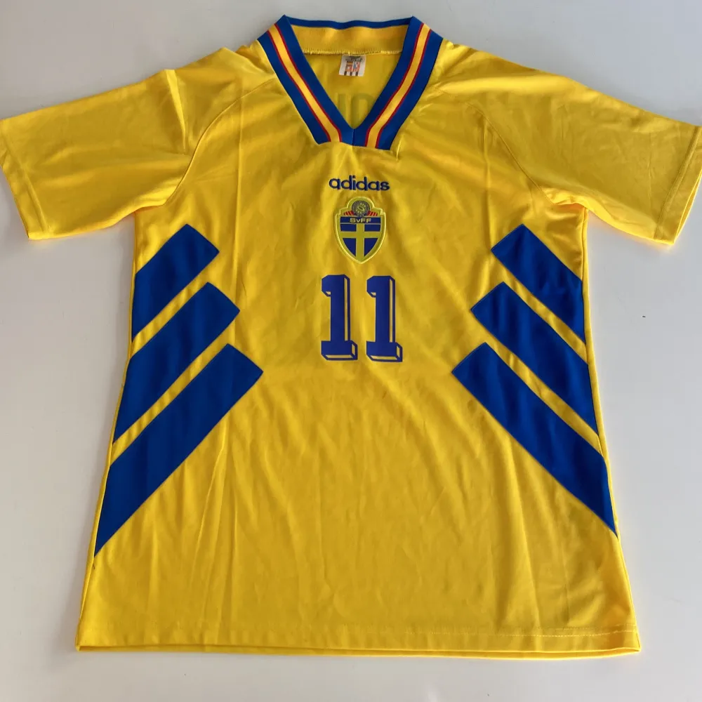 Tjena! Säljer en 1994 Sverige tröja med Brolin på ryggen. Skicket är i toppform. Använd 1 eller 2 gånger.. Sport & träning.