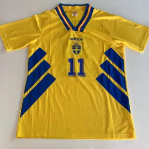 Tjena! Säljer en 1994 Sverige tröja med Brolin på ryggen. Skicket är i toppform. Använd 1 eller 2 gånger.