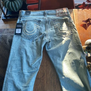 Helt nya Ricky Super Rope Hs True Religion jeans! Köpt fel storlek😅 säljer för halsband pris - W 34 oanvända köpte fel storlek! Säljer för halva pris🤘🏼 Raka brallor