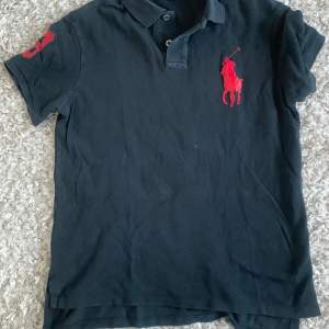 Great polo! It fits from xs-m I would say. 