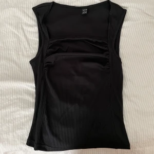 Topp  - As snygg topp från shein DEN E SÅ FIN. Men tyvärr liten vid bysten så måste sälja den. Dock har ja aldrig använt den bara testat på 