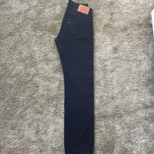 LEVIS JEANS - Tja. Säljer nu ett par riktigt feta svarta Levis Jeans i den populära modellen 501🎉 Skick 9,5/10| st 30-32| nypris 1100, mitt pris 150kr För fler bilder eller frågor är det bara att kontakta mig. 