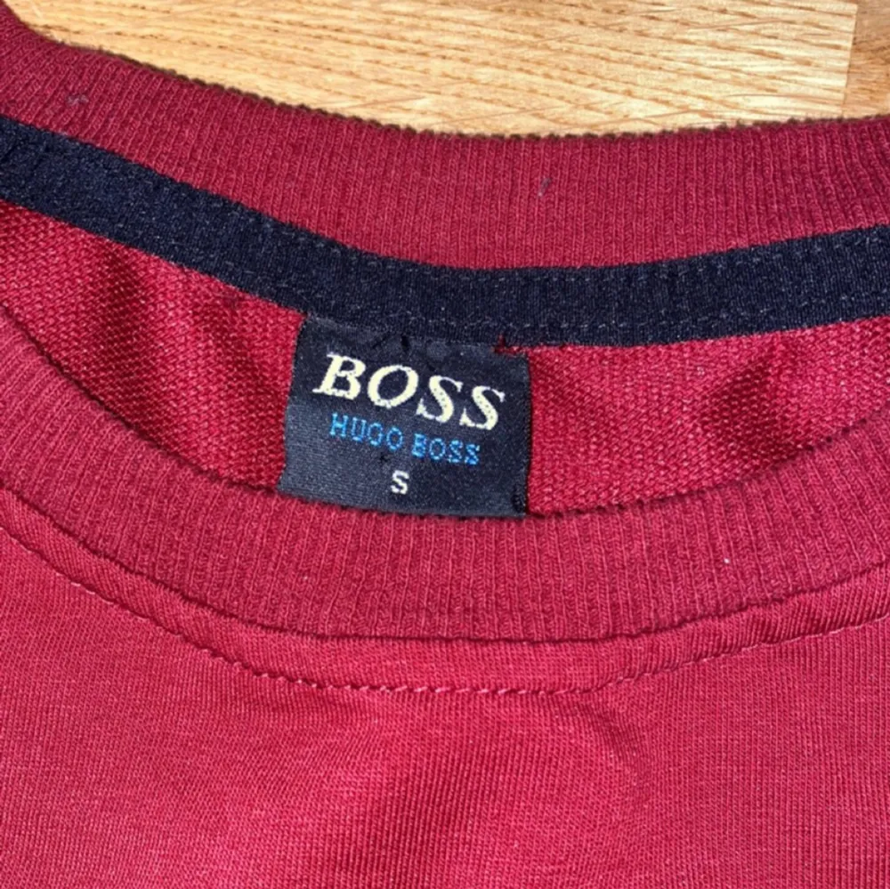 Hugo boss hoodie,storlek S skick 10/10 används inte längre,priset kan alltid diskuteras.. Hoodies.