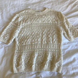 Tröja från Zara - Jättefin tröja från Zara i nyskick som inte kommer till användning❤️ Pris kan diskuteras! Nypris ca 350kr. Stl M men har vanligtvis stl S därför skulle jag säga att den passar M och nedåt. 