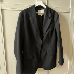 Carin Wester Kavaj - Kavaj från Carin Wester. Enkelknäppt (en knapp). Strl 38 men passar 36 också.