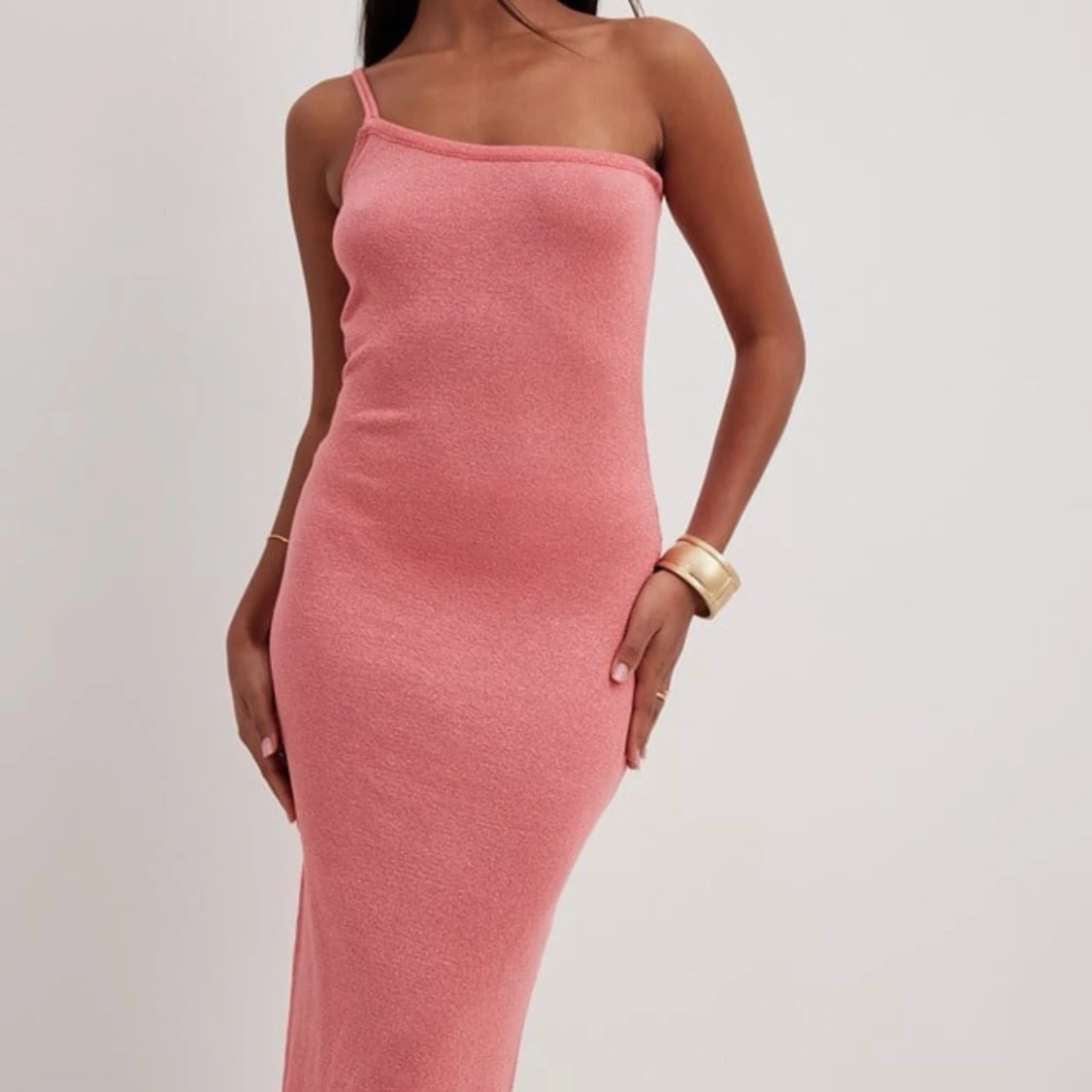 Stickad glittrig midiklÀnning med en axel