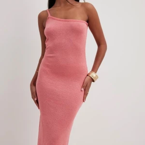 Stickad glittrig midiklänning med en axel  - Hej💐 Säljer denna fina klänning i helt ny skick, har inte hunnit använda det. Och säljer pågrund av religiösa skäl. Storlek (s) 💗