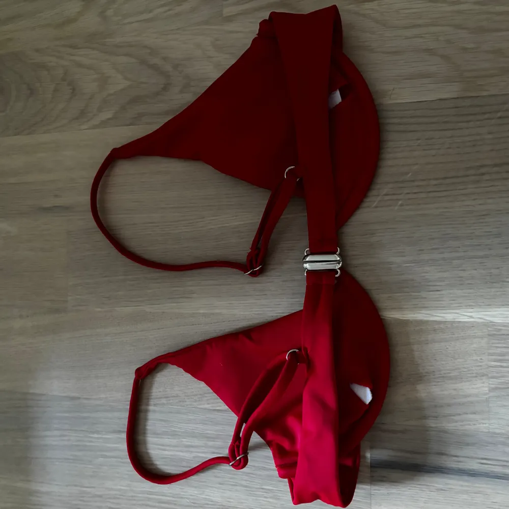 Röd bikini top från shein  Använd fåtal gånger fortfarande som ny. Accessoarer.