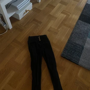 Kostymbyxor  - Kostymbyxor med guldiga detaljer storlek s/m tajta. Aldrig använt är för små på mig men väldigt väldigt fina och stiliga.