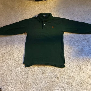 Ralph lauren pikétröja  - Hej jag säljer min  polo Ralph lauren pike som jag har köpt på kidsbrandstore. Den är i superbra skick. Färgen på tröjan är mörkgrön😄.Smsa vid frågor och fler bilder.😁