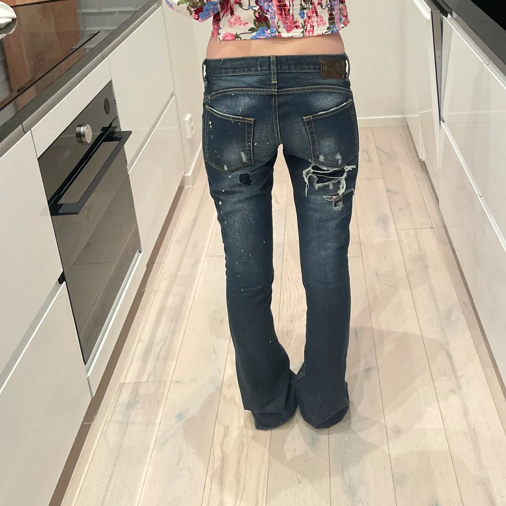 Så coola jeans, storlek 40 men skulle säga typ storlek w27💕. Jeans & Byxor.