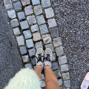 Stan Smith  - Säljer mina stan Smith skor med coolt mönster, lite ”päls” som man ser på bild 3. Fint skick 