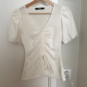 Vårtröja - Jättesöt och trendig vit vårtröja. V-ring med puffiga ärmar. Bra skick, knappt använd. Stretchigt material, så den passar nog fint även om du är nån storlek större!