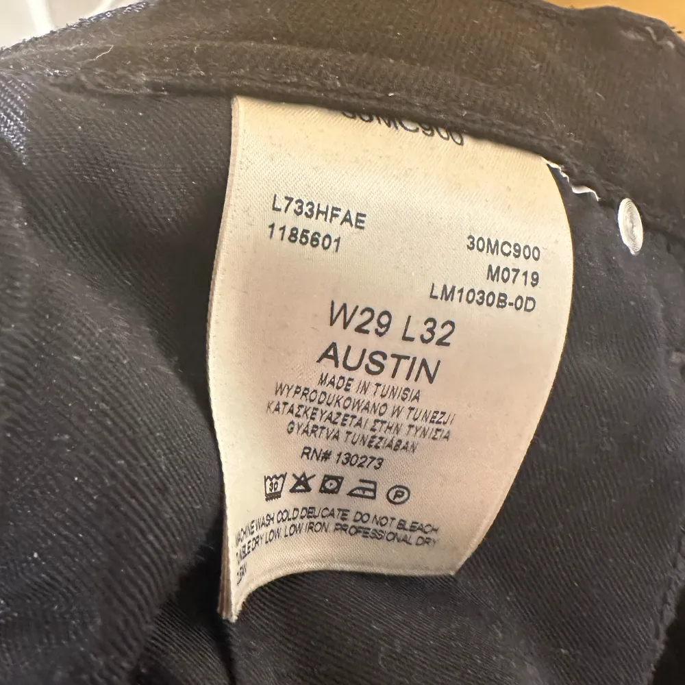 Lee jeans väldigt sparsamt använda. Inga fel, hål eller anmärkningar. Som nya!   Väldigt fina jeans, ett måste i alla garderober!  Storlek: W29 L32. Jeans & Byxor.