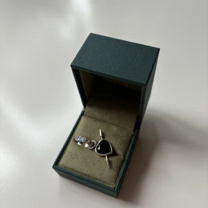 Maria Nilsdotter- Rebel Love - Rebel Love Earring i silver med månstenar och en röd granat!  Fint skick, silvret kan behövas putsas upp lite för att få lite glans tillbaka. (NYPRIS 5495kr)