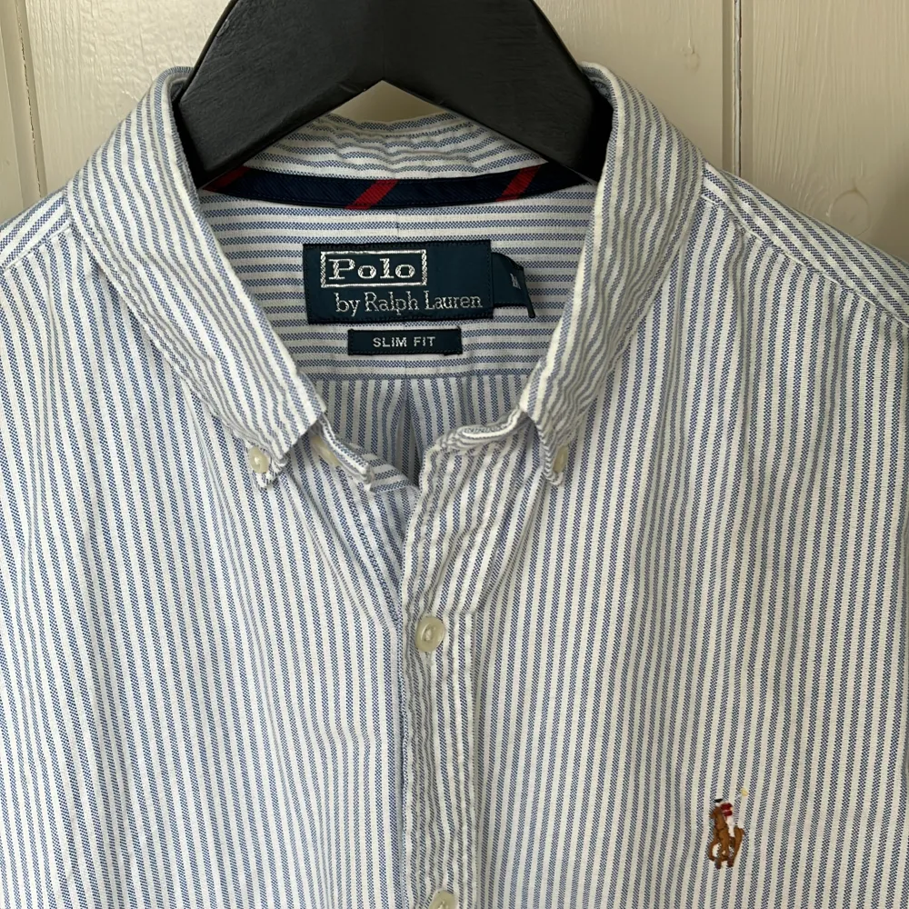 En randig Polo Ralph Lauren skjorta. Skjortan är blårandig och har inga defekter. Den är i storlek M(slim fit). Nypris ligger runt 1700 kr. Kan gå ner något i pris vid snabb affär! Skriv vid funderingar😃. Skjortor.