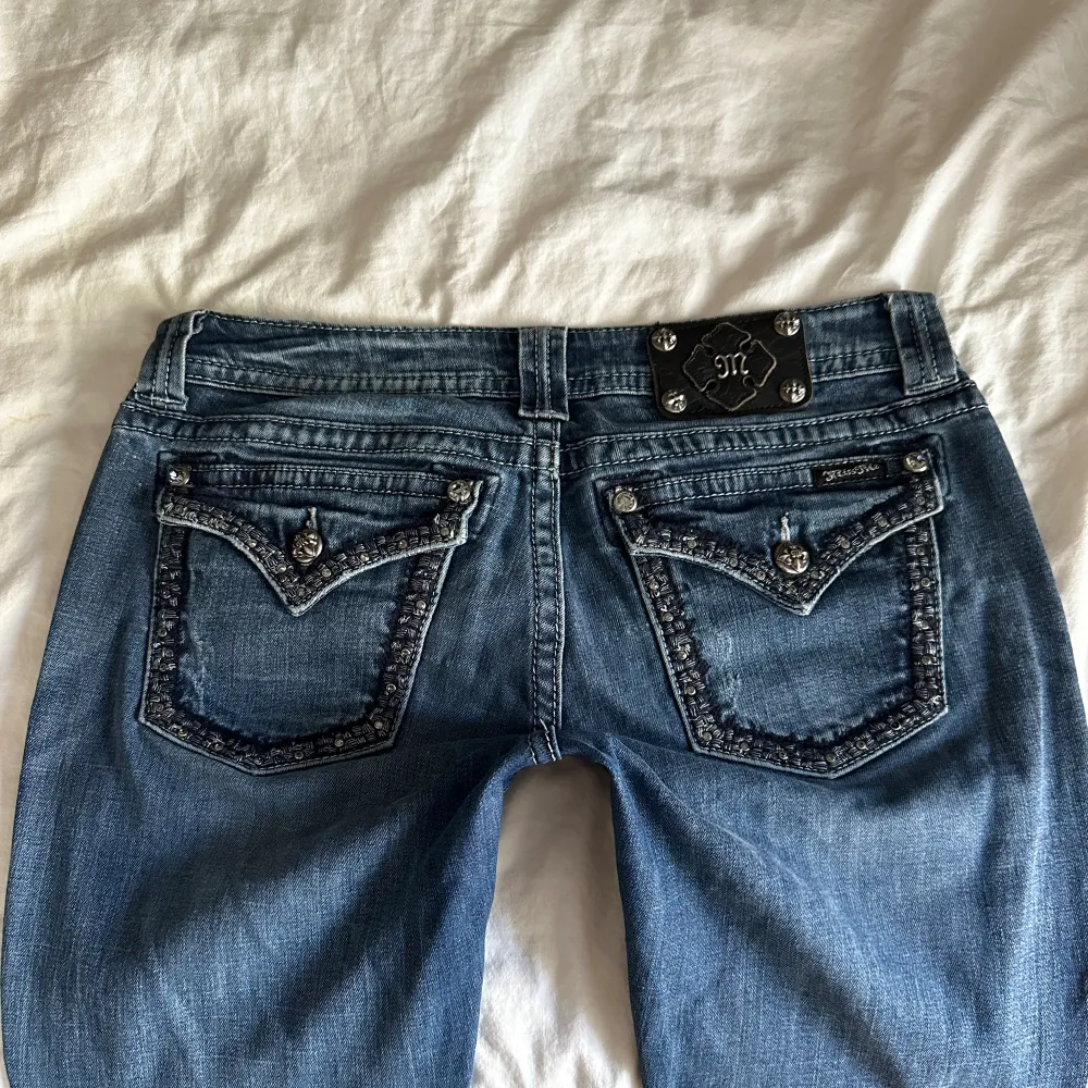 Lågmidjade bootcut jeans från Miss me💓midja 42 innerben 78 jae 165, rätt använt material. Jeans & Byxor.