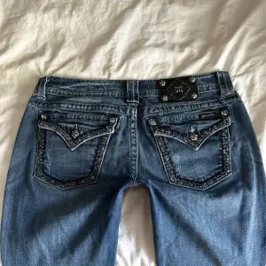 Lågmidjade bootcut jeans från Miss me💓midja 42 innerben 78 jae 165, rätt använt material
