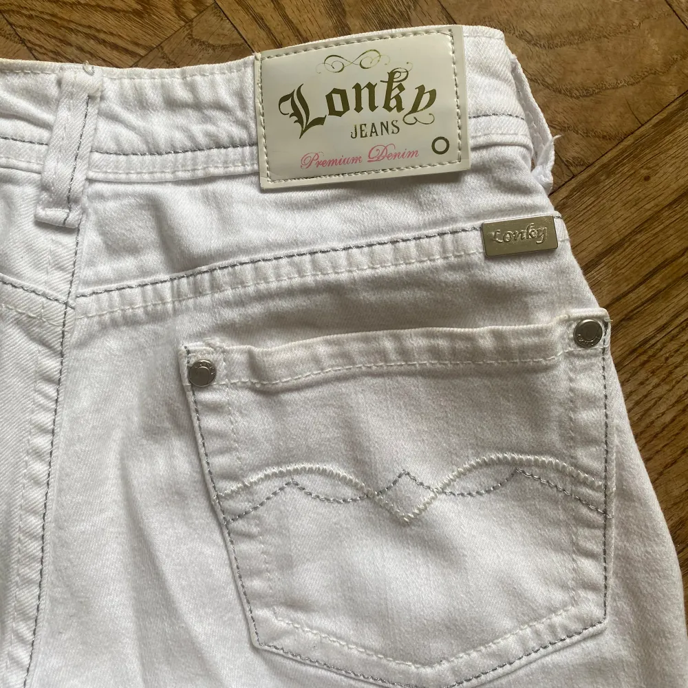 Skitcoola vita jeans🤍 Perfekt skick, klippta längst ner så de passar längden 155-160. Lowwaist och bootcut 🩷🤍. Jeans & Byxor.
