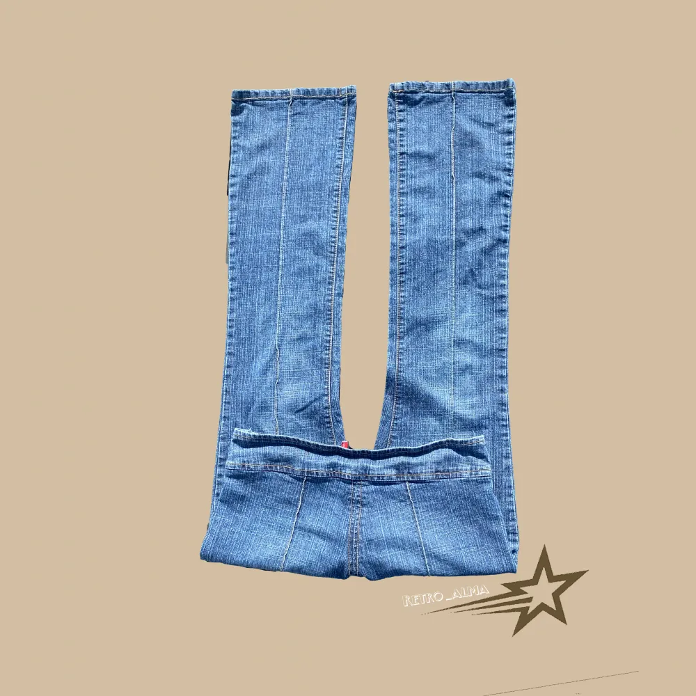 Coola låga jeans med sömmar och utan överrede! Bra skick och inga defekter💗 Skriv vid frågor och kicka gärna in mina andra plagg🫶Midja ca 40x2 och innerben 85 cm💗. Jeans & Byxor.