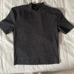Glitter topp bik bok  - Säljer denna glittriga topp från bik bok då den köptes till fest som aldrig blev av. Super fin och i bra skick då jag aldrig hunnit använda den. Hör av er vid intresse🩷