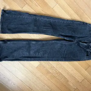 Svarta, smått flared jeans från only. Köparen står för frakt