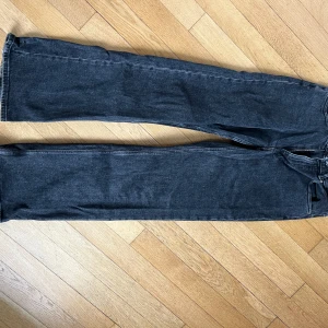 Midwaist straight jeans - Svarta, smått flared jeans från only. Köparen står för frakt