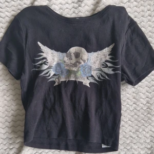 Tight Top - En tight tröja som tyvärr inte kommer till användning längre. På vingarna finns det få små gems som KAN lossna om man drar. Är S men passar XS. 