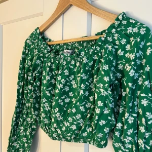 Grön blus - Super fin sommrig blus från Miss Milla, går att använda som offshoulder eller som vanligt. Storlek xs/s