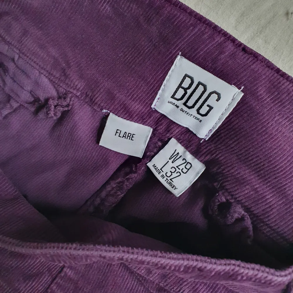 Fina manchesterbyxor från Urban Outfitters i storlek 29. Flared.. Jeans & Byxor.